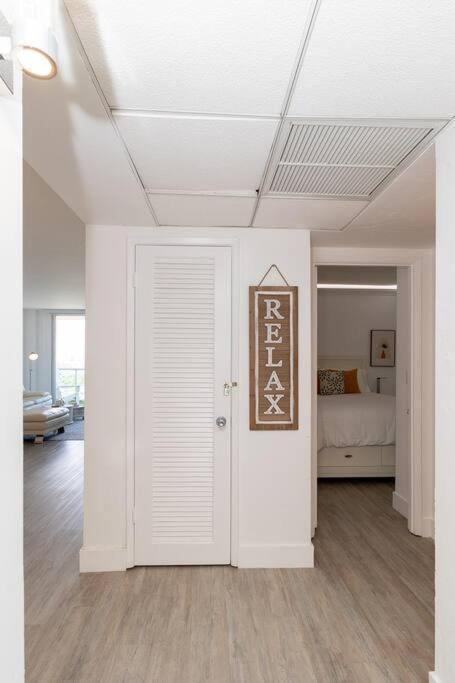 Stunning & Spacious Resort-style Across From Beach! Apartment